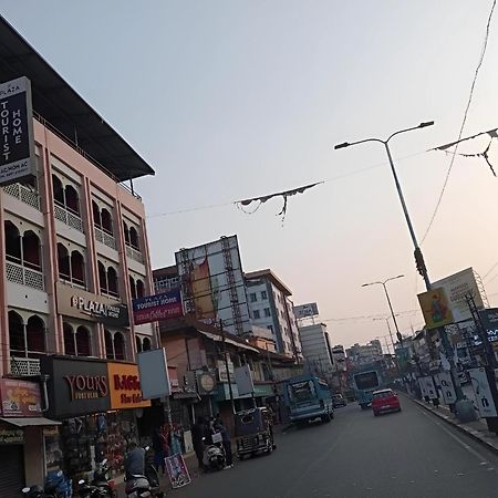 Plaza Tourist Home Kannur Exteriör bild