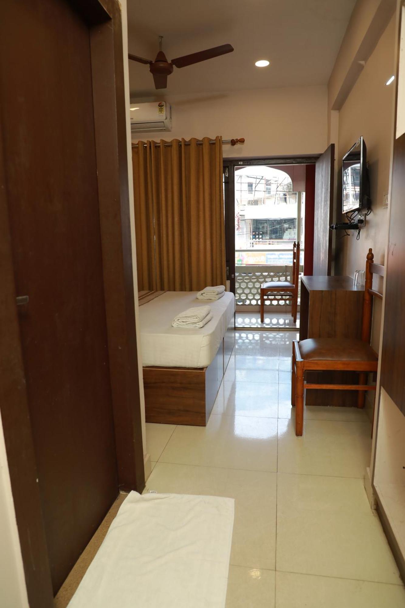 Plaza Tourist Home Kannur Exteriör bild