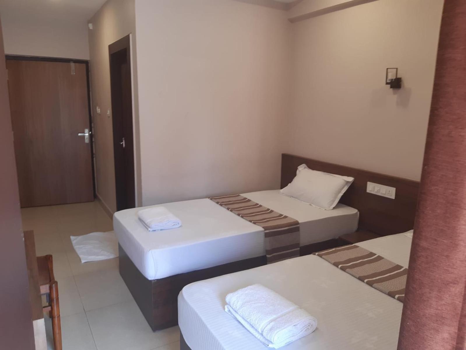 Plaza Tourist Home Kannur Exteriör bild